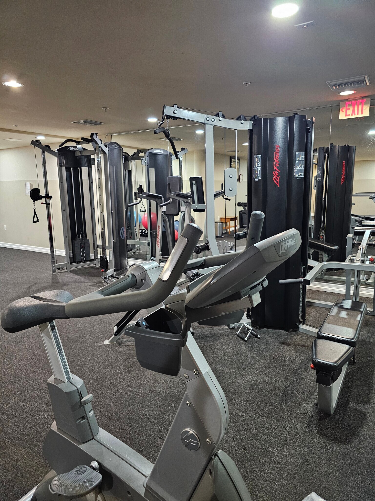 Gym with TV monitors - 3750 Santa Rosalia Dr
