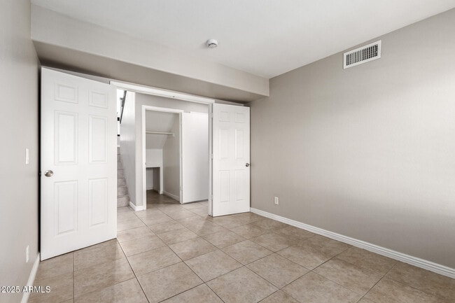 Building Photo - 913 W Juanita Ave