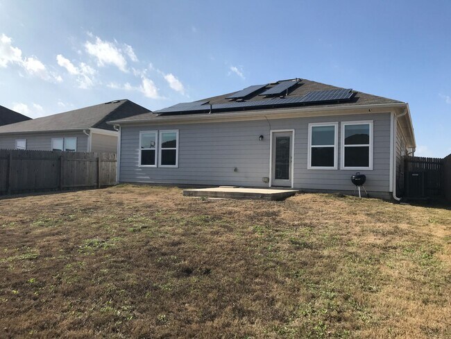 Building Photo - LIKE NEW 3/2 WITH SOLAR!