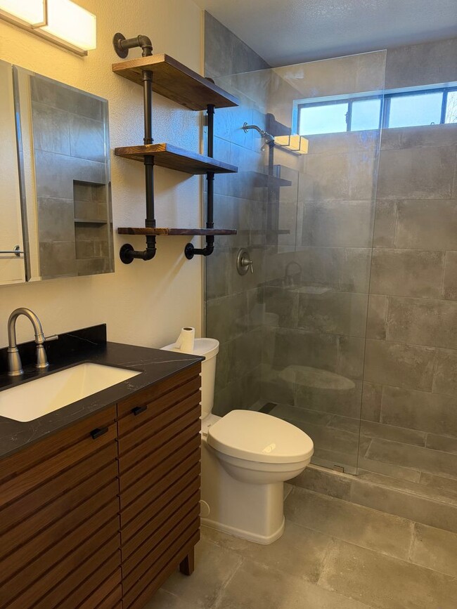 Building Photo - Upgraded Townhome For Rent in Central Live Oak Location