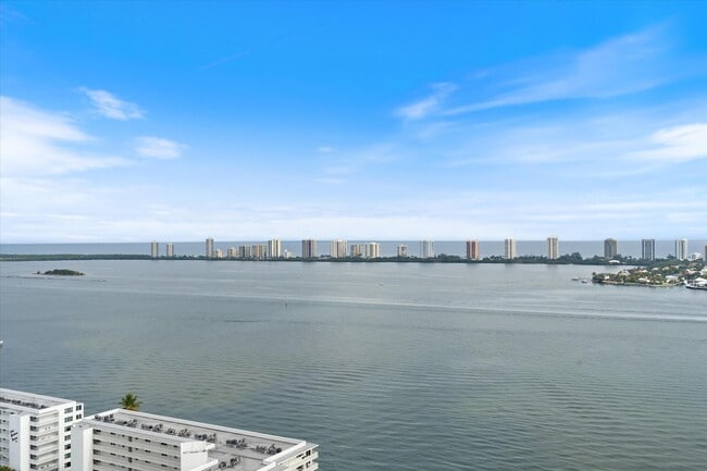 Building Photo - 220 Lake Shore Dr