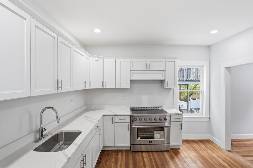 Building Photo - 53 Woodford St