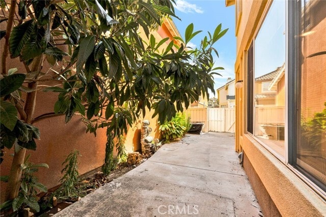 Building Photo - 59 Avanzare