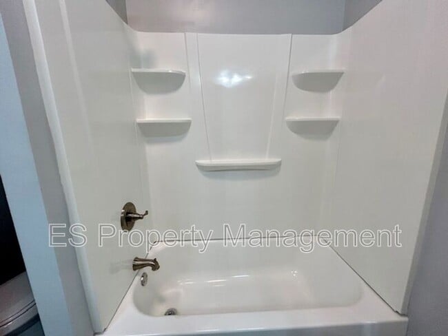 Building Photo - 838 N Temple Ave