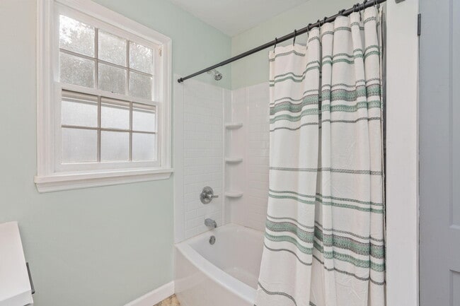 Building Photo - 204 E 2nd Ave