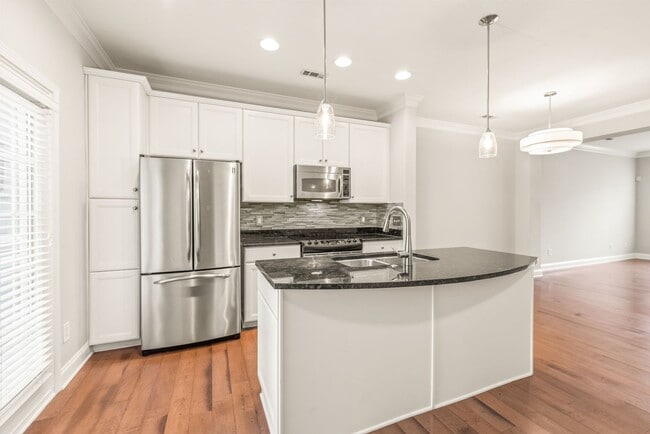 Building Photo - (Coming Soon) Newly Renovated Townhome Oas...