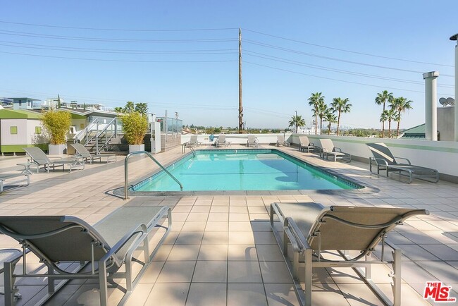 Building Photo - 1155 N La Cienega Blvd