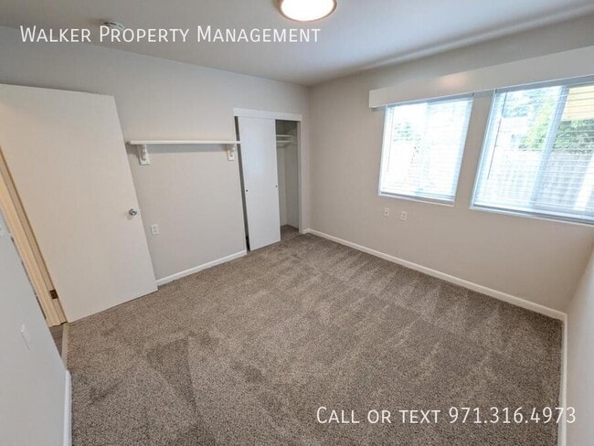 Building Photo - 3911 NE Gdn Dr