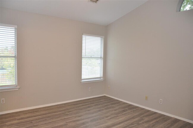 Building Photo - 800 Daffodil Dr