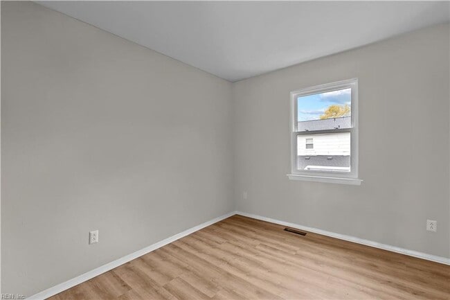 Building Photo - Updated Townhome in Virginia Beach