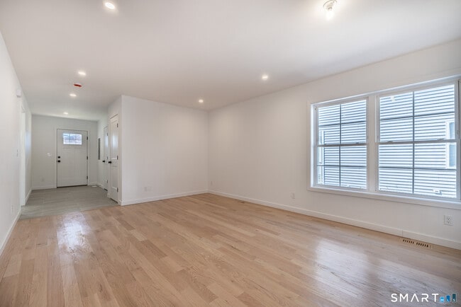 Building Photo - 330 Pleasantview Ave