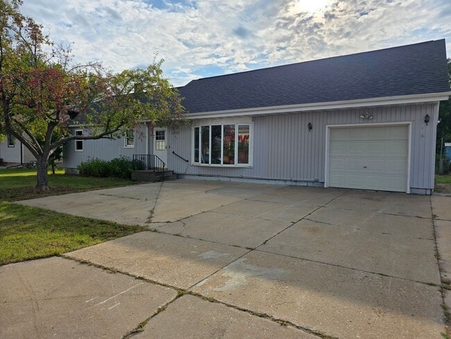 Building Photo - 3 Bed 1 Bath Single Family Home in Wiscons...