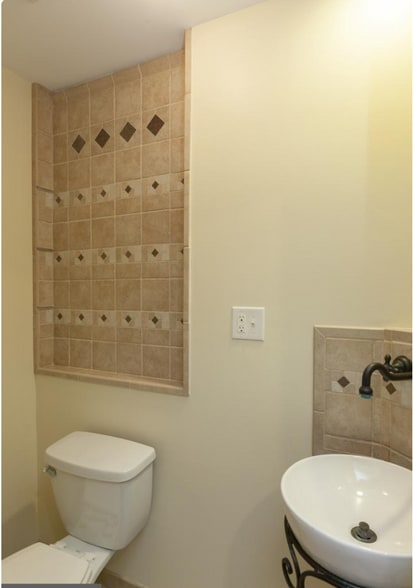 Building Photo - 106 Sir Washington St