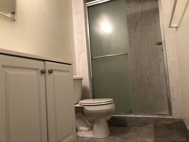 Building Photo - Spacious and Private 4-bed, 3-bath House in Desirable Highland Park Neighborhood of St. Paul!