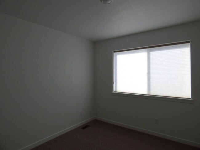 Building Photo - Merry Christmas!  This home is available now, with December rent free!