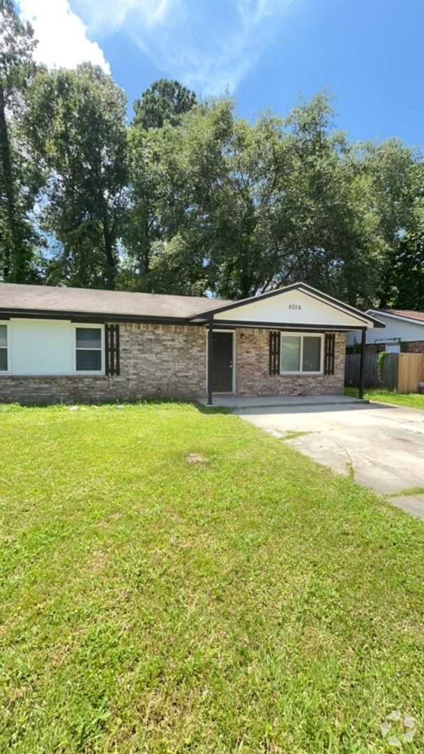 Building Photo - Cute 2 Bedroom Duplex