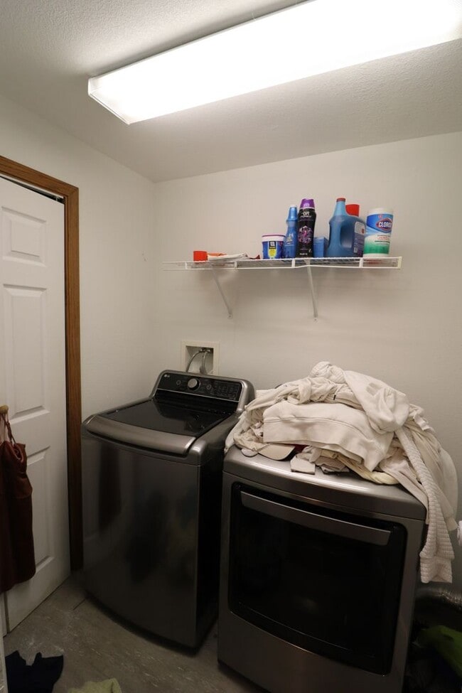 Building Photo - Spacious Town House for Rent