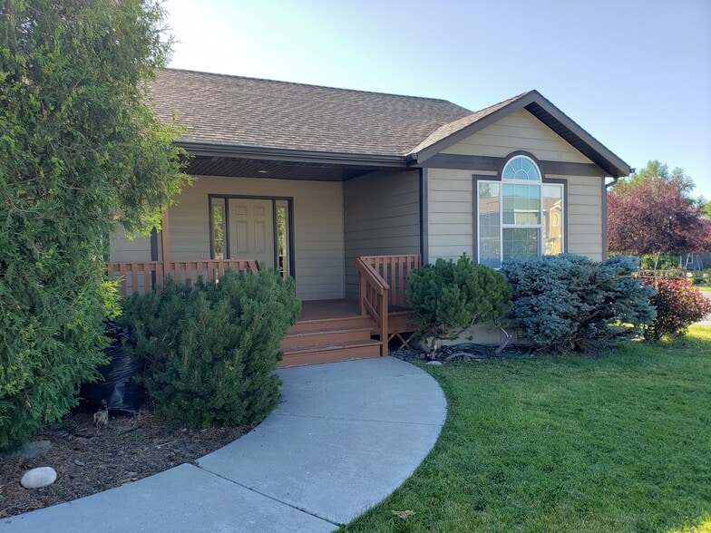 Front Porch - 119 Sanders Ave