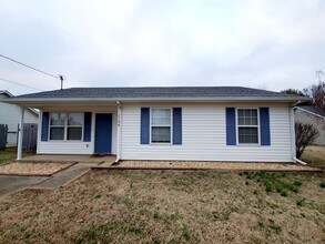 Building Photo - $1250 - 3 Bedroom 1 Bath Home offering Sunroom!