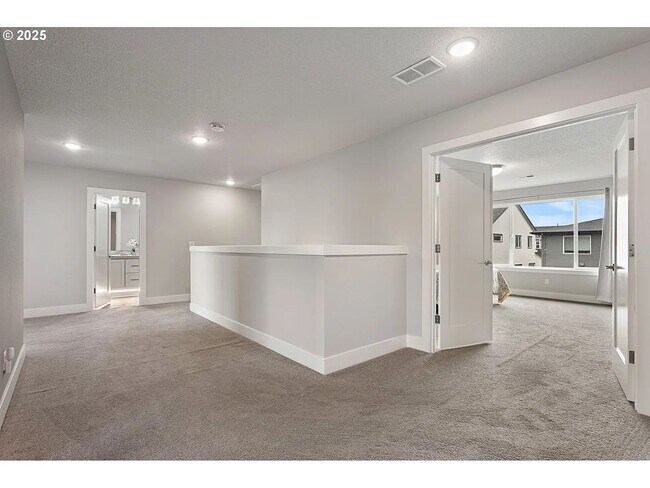 Building Photo - 4093 SE Reed Dr