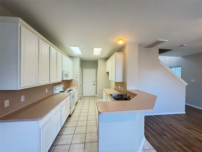Building Photo - 5711 Vinemont Ln