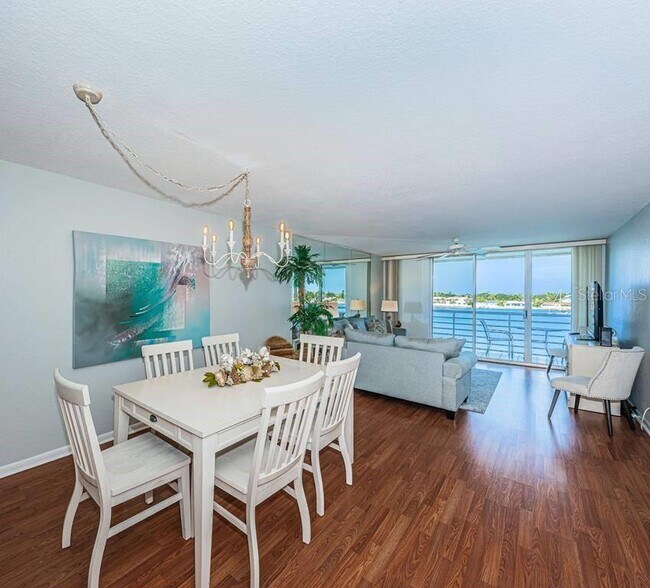 Building Photo - 6085 Bahia Del Mar Cir N