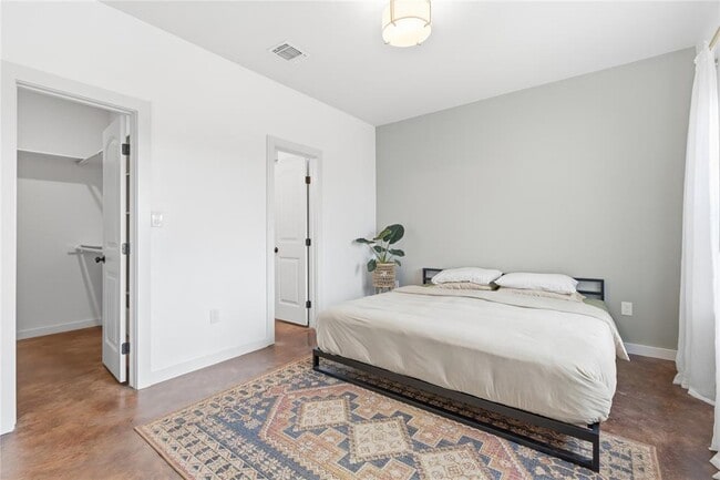 Building Photo - 10412 Parkwood Dr