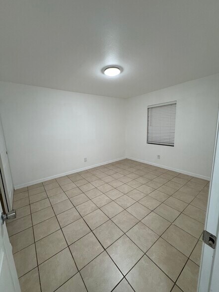 Building Photo - 4204 Sunnyside Dr