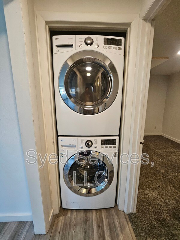 Building Photo - 624 E Hawaii Ave