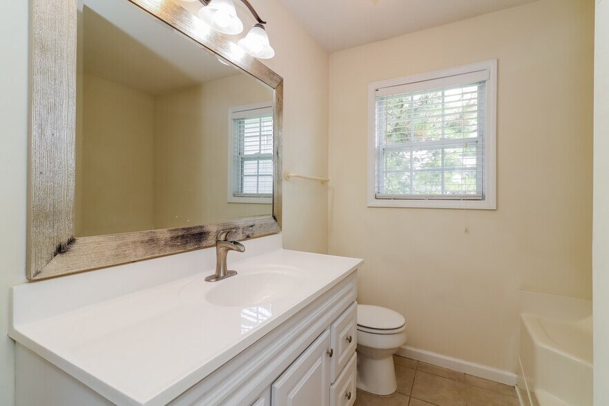 Building Photo - 757 Newport Dr