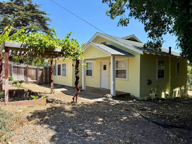Building Photo - Charming Cottage in Fire Mtn.