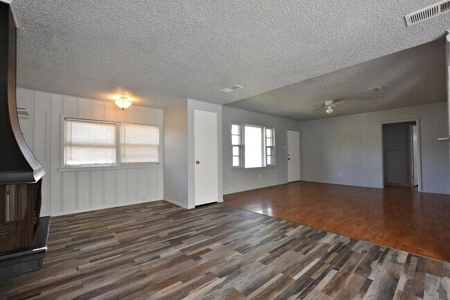 Building Photo - Cute 2/1 with Tons of Space!