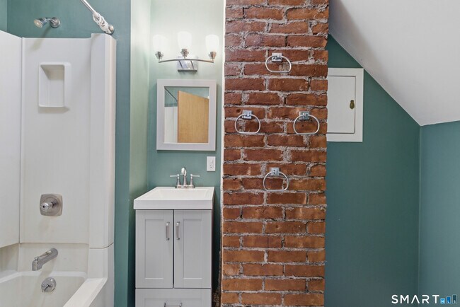 Building Photo - 198 Oxford St