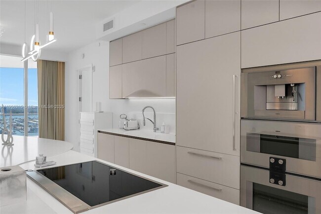 Building Photo - 16901 Collins Ave