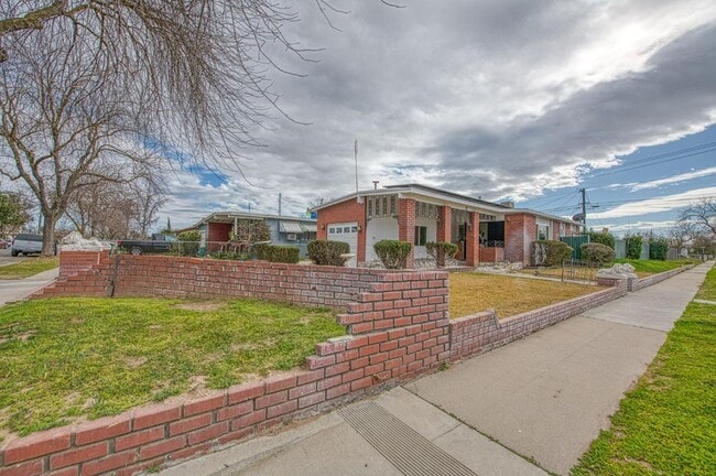 Building Photo - Beautifully Updated 3-Bedroom Single-Famil...