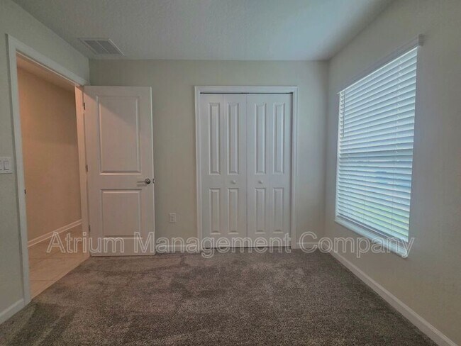 Building Photo - 327 Macarthur St