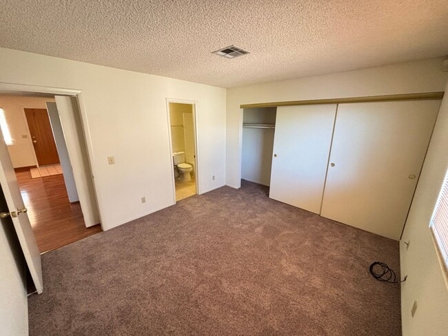 Building Photo - Gorgeous 2BED/2BATH Condo nestled in a Roc...