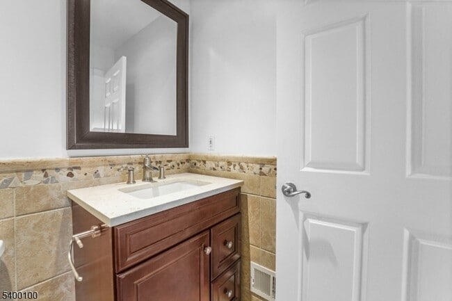 Building Photo - 13 Jill Ct