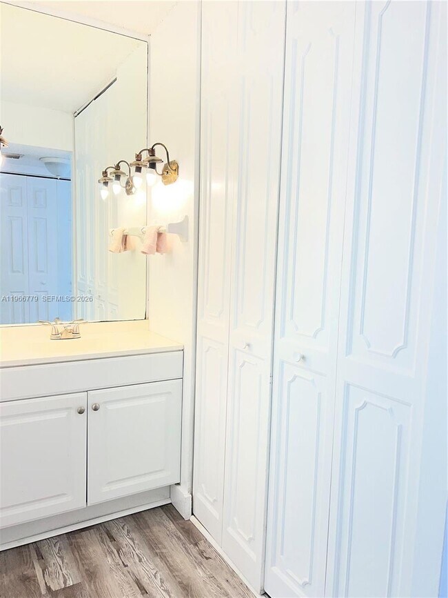 Building Photo - 3690 Inverrary Dr