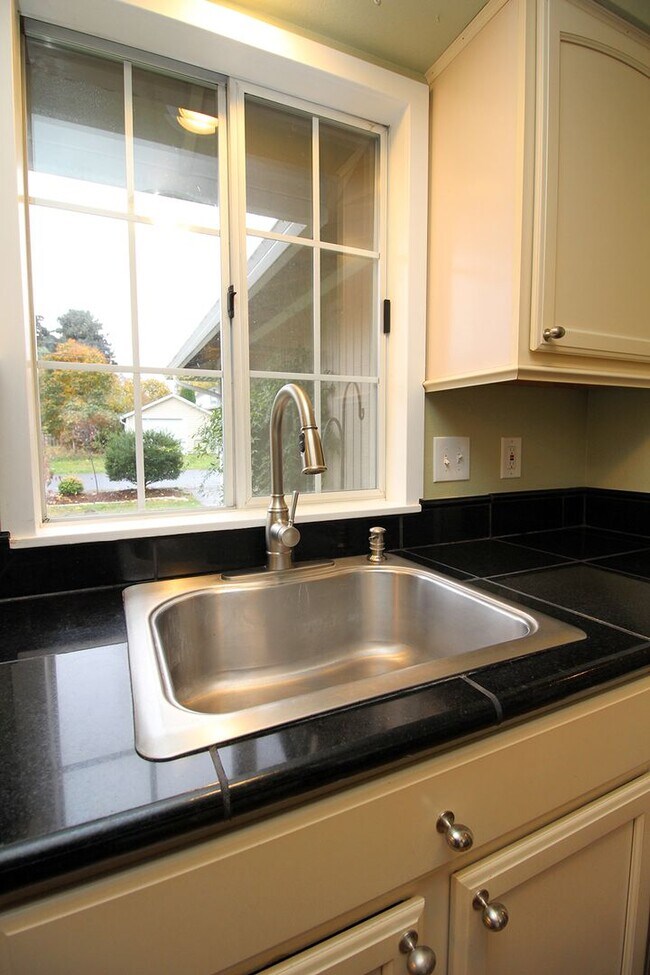 Building Photo - Updated 3 Bed/2 Bath Milwaukie Ranch Home Set On A Gorgeous Lot