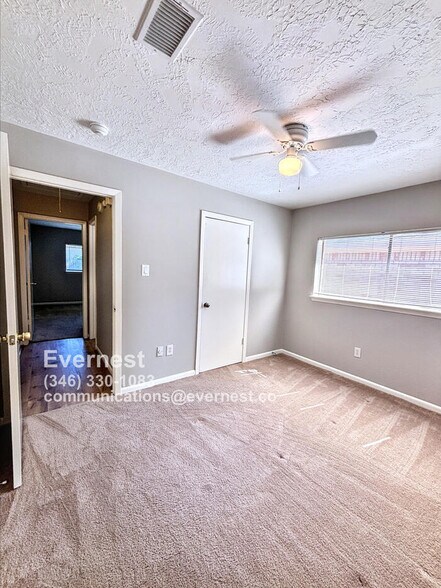 Building Photo - 21222 Park Mt Dr