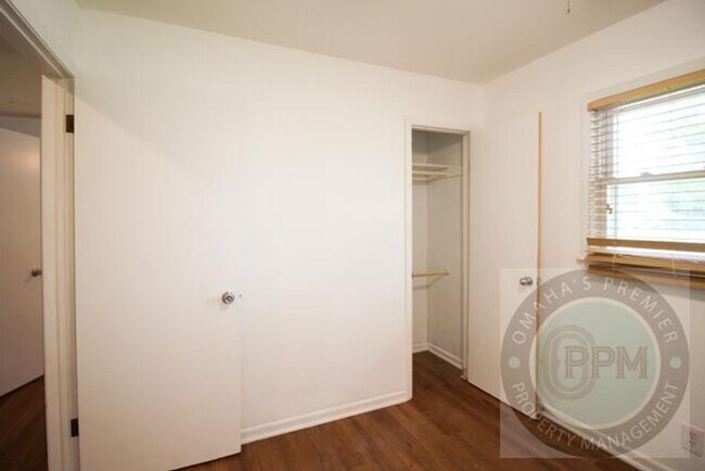 Building Photo - Spacious 3 Bedroom / 1 Bathroom Home in Be...