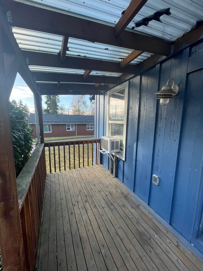 Building Photo - EAST BREMERTON DUPLEX 2 BED 1 BATH