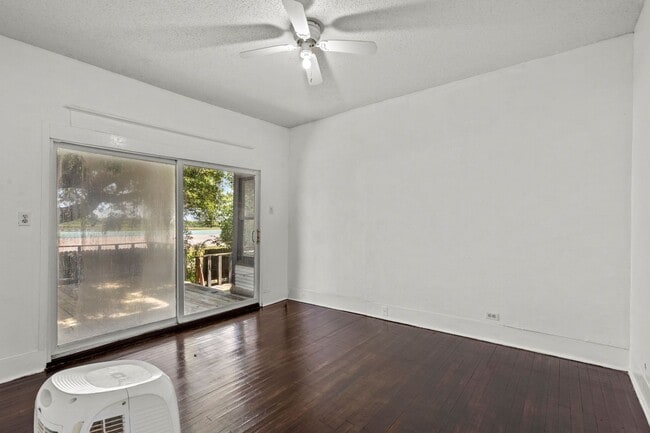 Building Photo - Charming 3 bedroom 1940's bungalow!