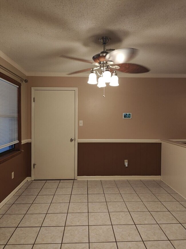 Building Photo - Elegant & Spacious 3-Bedroom Brick Home with Private Garage