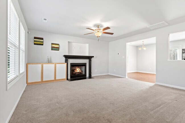 Building Photo - Gorgeous and Quiet 3Bed/2.5 Bath in Benson NC