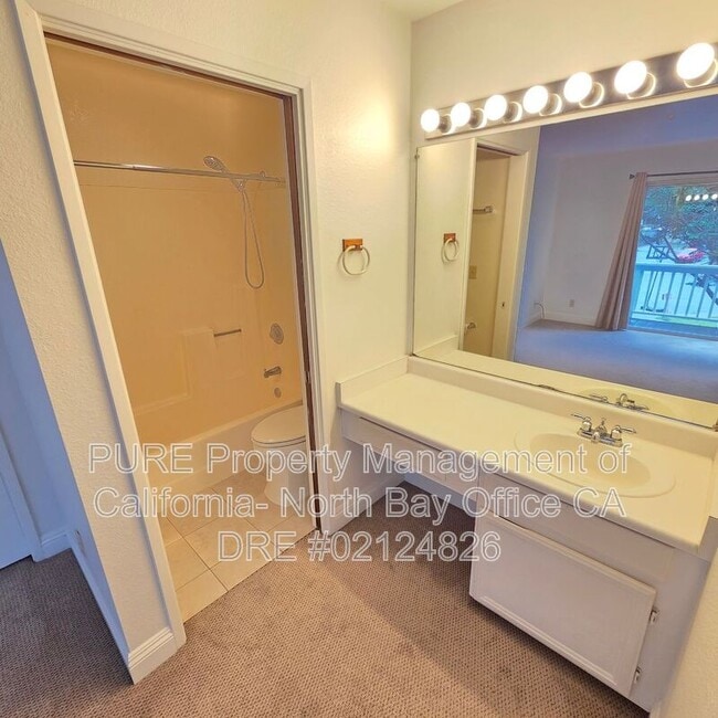 Building Photo - 21 Meadowbrook Ct