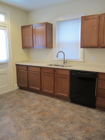 Building Photo - 2444 Deming Ave