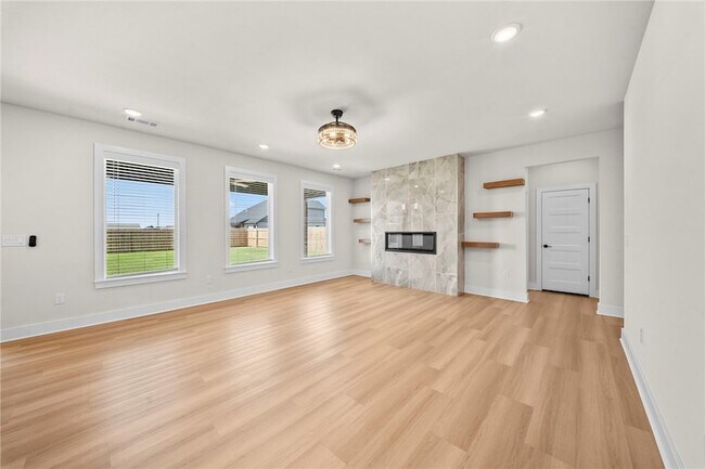 Building Photo - 951 Moksha St