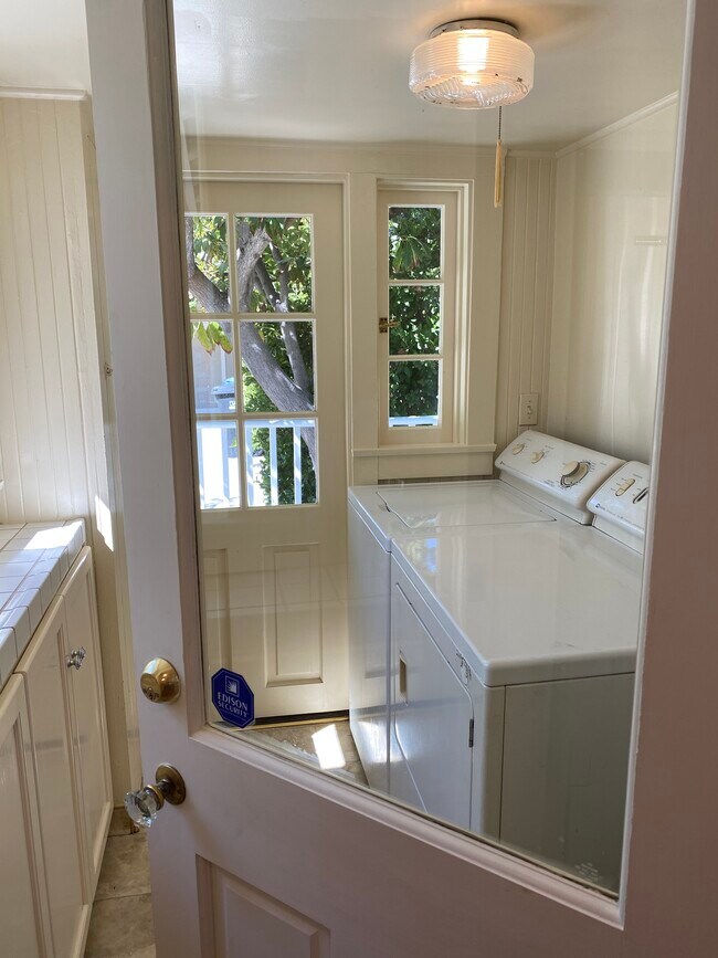 Laundry Room - 1823 N Michigan Ave